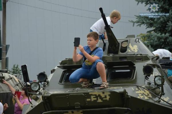 В Лисичанске в годовщину освобождения состоялся парад и выставка военной техники В Лисичанске в годовщину освобождения состоялся парад и выставка военной техники