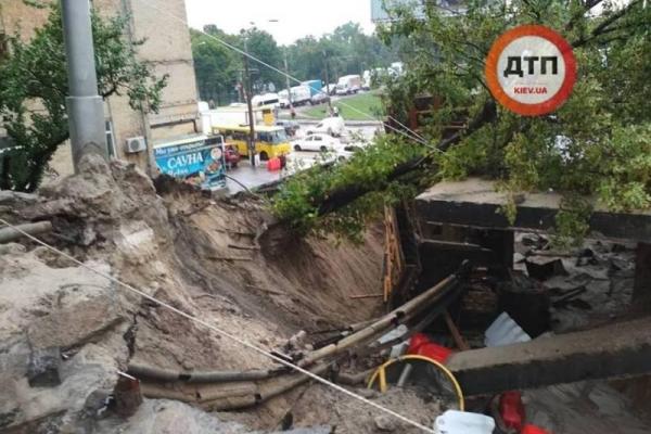 В Киеве в результате непогоды поврежден мост: шокирующие снимки В Киеве в результате непогоды поврежден мост: шокирующие снимки