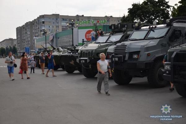 В Лисичанске в годовщину освобождения состоялся парад и выставка военной техники В Лисичанске в годовщину освобождения состоялся парад и выставка военной техники