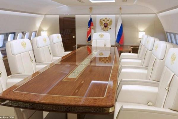 С тренажерным залом и золотым унитазом: самолет Путина показали изнутри С тренажерным залом и золотым унитазом: самолет Путина показали изнутри