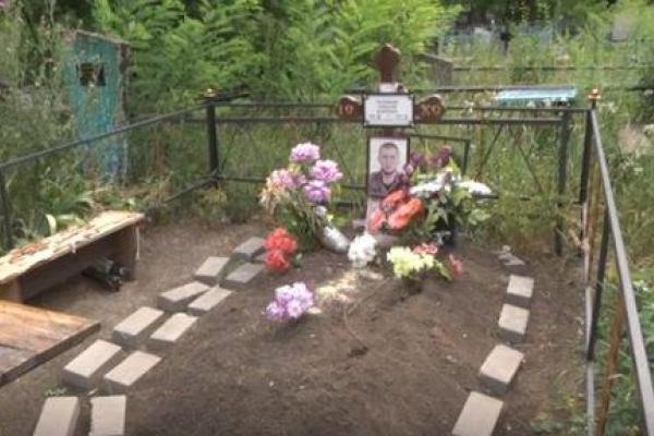 Жители оккупированного Донецка разгромили десятки могил террористов