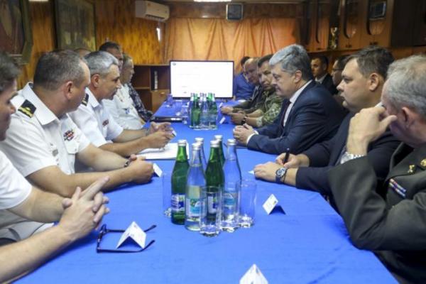 Порошенко заявил о возможной атаке России на Мариуполь Порошенко заявил о возможной атаке России на Мариуполь