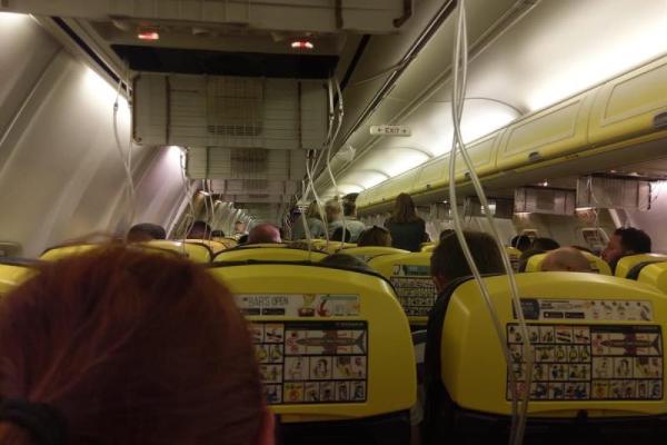 "Падение" длилось 5 минут: С самолетом Ryanair произошло ЧП, пострадали десятки пассажиров "Падение" длилось 5 минут: С самолетом Ryanair произошло ЧП, пострадали десятки пассажиров