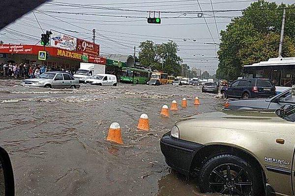 На Крым обрушились ливни, град и смерчи: города полуострова уходят под воду На Крым обрушились ливни, град и смерчи: города полуострова уходят под воду