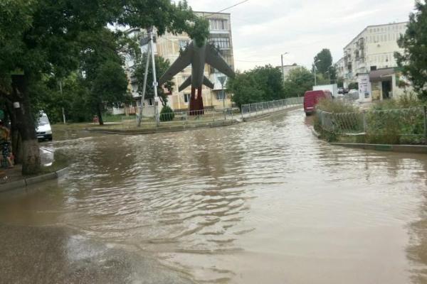 На Крым обрушились ливни, град и смерчи: города полуострова уходят под воду На Крым обрушились ливни, град и смерчи: города полуострова уходят под воду