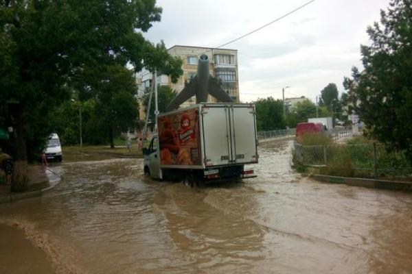 На Крым обрушились ливни, град и смерчи: города полуострова уходят под воду На Крым обрушились ливни, град и смерчи: города полуострова уходят под воду