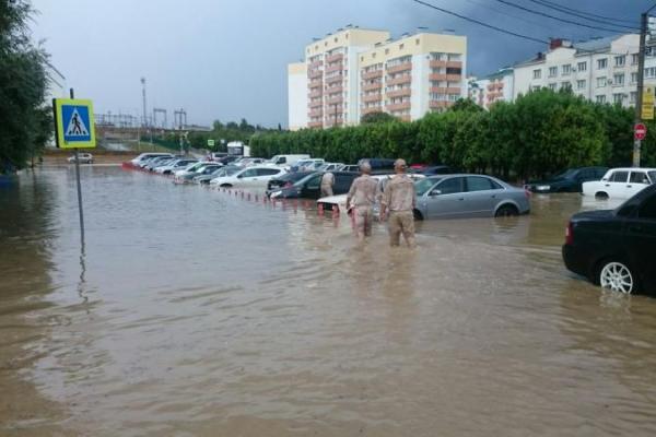 На Крым обрушились ливни, град и смерчи: города полуострова уходят под воду На Крым обрушились ливни, град и смерчи: города полуострова уходят под воду
