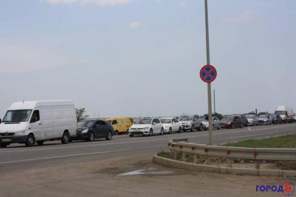 В Крыму ДТП с участием военной машины парализовало трассу Керчь - Симферополь В Крыму ДТП с участием военной машины парализовало трассу Керчь - Симферополь