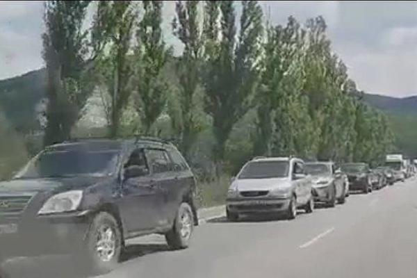 В Крыму ДТП с участием военной машины парализовало трассу Керчь - Симферополь В Крыму ДТП с участием военной машины парализовало трассу Керчь - Симферополь