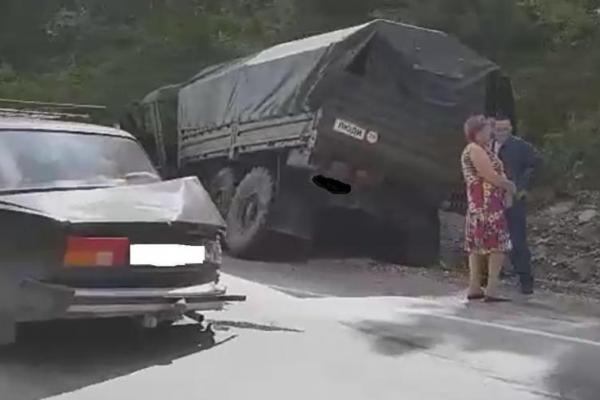 В Крыму ДТП с участием военной машины парализовало трассу Керчь - Симферополь В Крыму ДТП с участием военной машины парализовало трассу Керчь - Симферополь