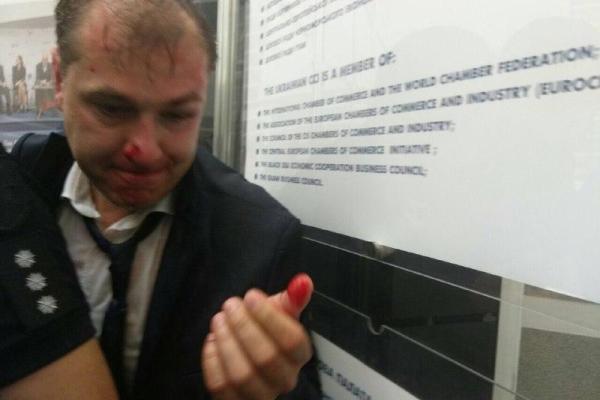 В Киеве националисты сорвали съезд политической партии и побили заместителя ее председателя В Киеве националисты сорвали съезд политической партии и побили заместителя ее председателя