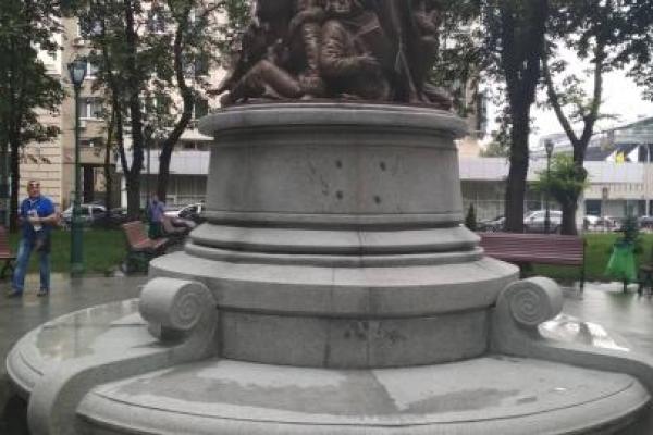 В Харькове открыли памятник Гурченко с орфографическими ошибками: позор спилили под покровом ночи В Харькове открыли памятник Гурченко с орфографическими ошибками: позор спилили под покровом ночи