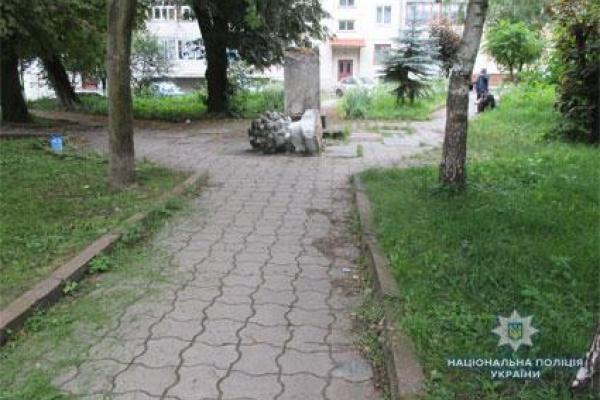 В полиции сообщили предварительную причину разрушения памятника Пушкину в Золочеве В полиции сообщили предварительную причину разрушения памятника Пушкину в Золочеве
