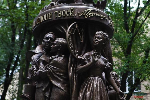 В Харькове открыли памятник Гурченко с орфографическими ошибками: позор спилили под покровом ночи В Харькове открыли памятник Гурченко с орфографическими ошибками: позор спилили под покровом ночи