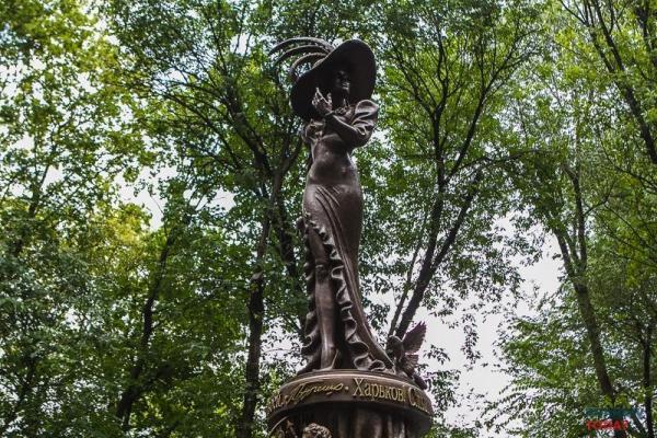 В Харькове открыли памятник Гурченко с орфографическими ошибками: позор спилили под покровом ночи В Харькове открыли памятник Гурченко с орфографическими ошибками: позор спилили под покровом ночи