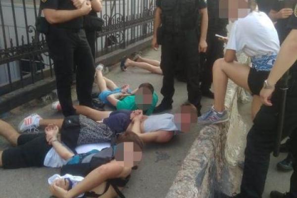 В Одессе футбольные фанаты устроили драку перед матчем Суперкубка
