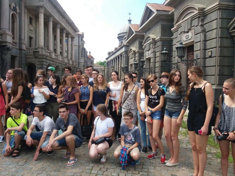 Разгорается скандал из-за поездки украинских школьников в РФ